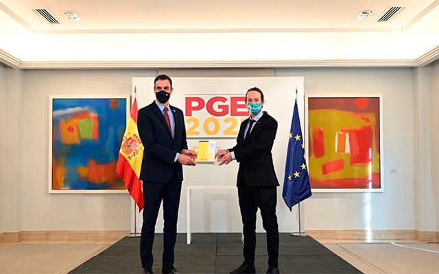 El presidente y vicepresidente de Espaa con el los Presupuestos Generales de 2021. Foto: lasexta.com